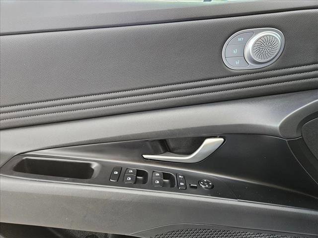 Used 2025 Hyundai Elantra Limited FWD image 21