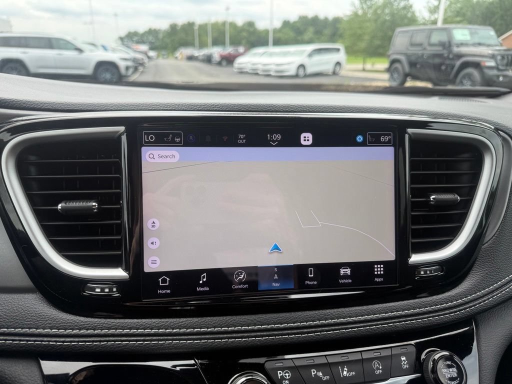 Used 2025 Chrysler Pacifica Select w/ Uconnect Theater Family Group AWD/4WD image 24