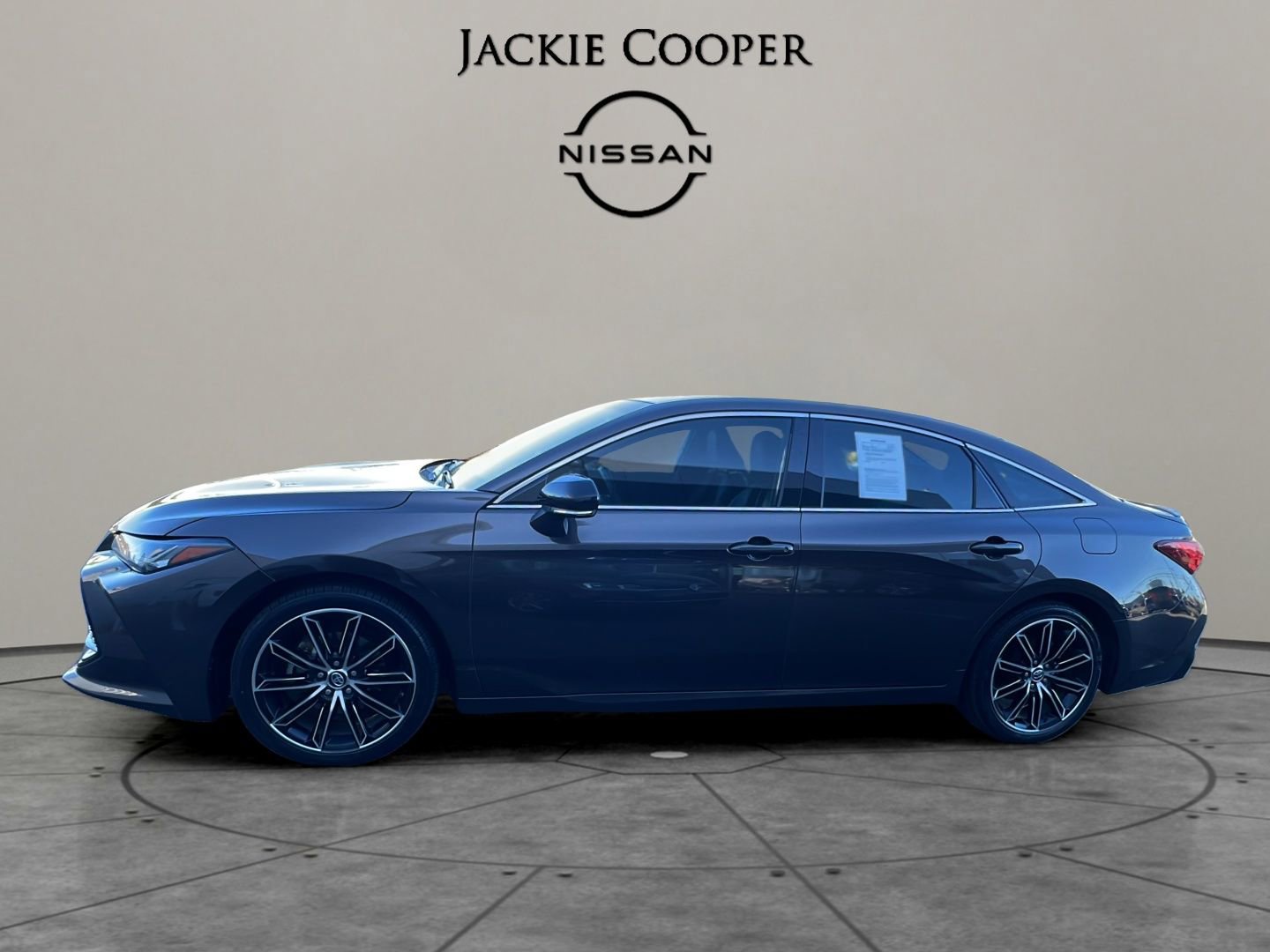 Used 2019 Toyota Avalon Touring image 2