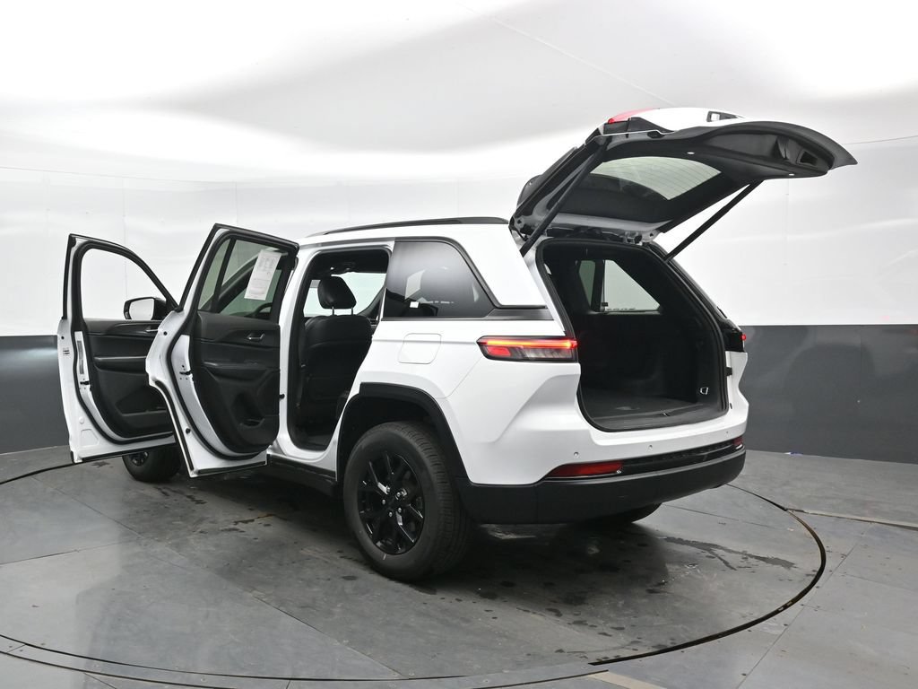 Used 2025 Jeep Grand Cherokee Altitude AWD/4WD image 46