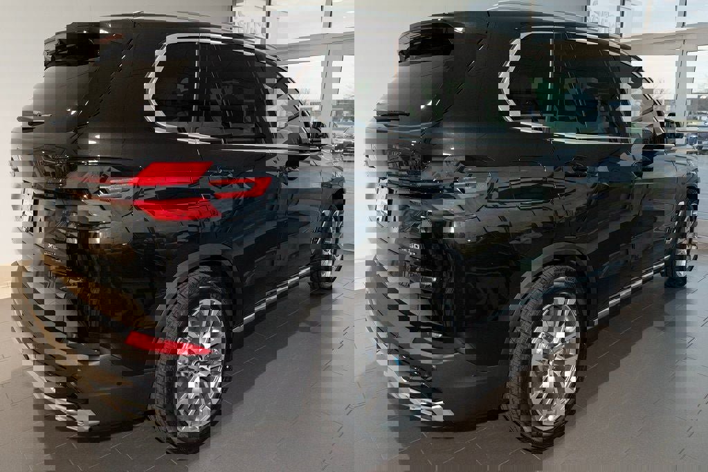 New 2026 BMW X5 xDrive50e w/ Premium Package image 5