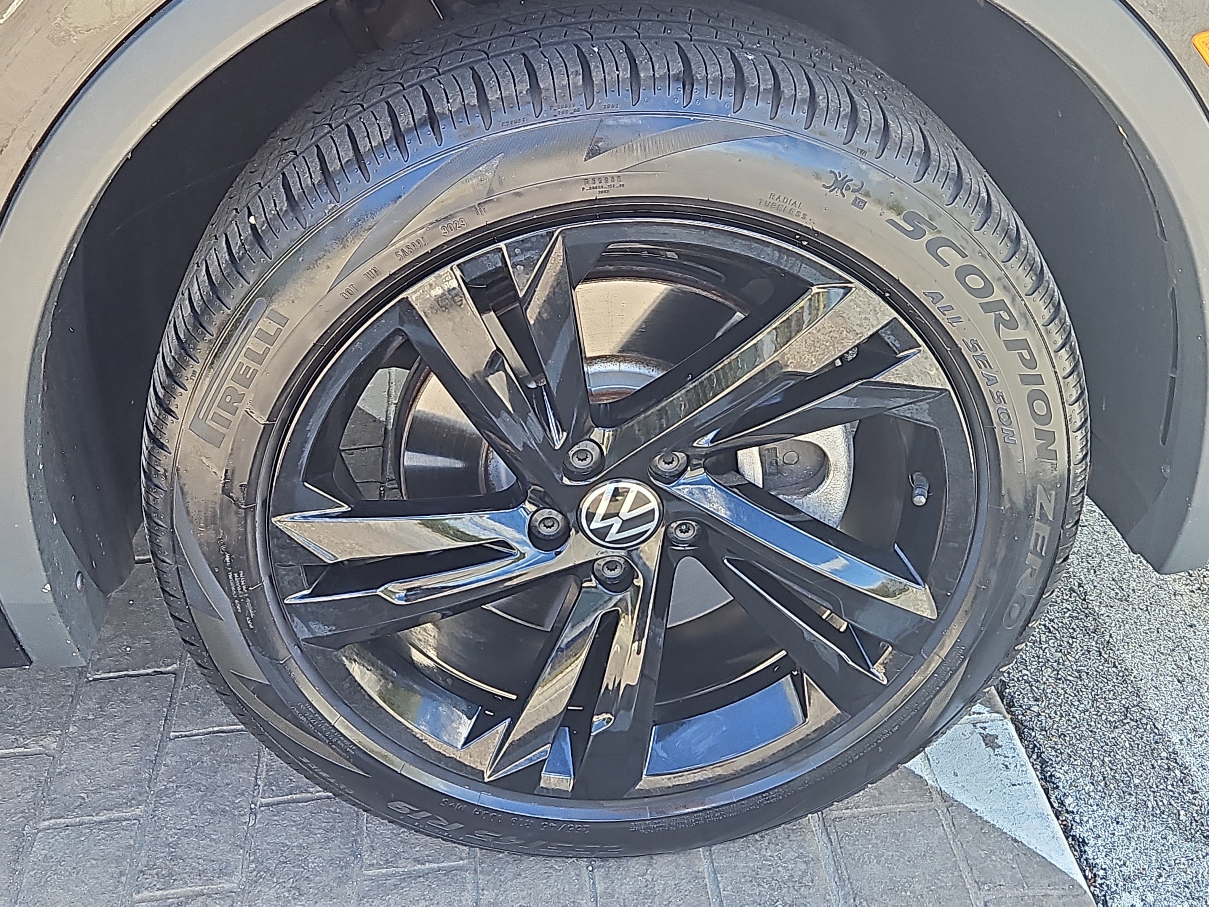 Certified 2024 Volkswagen Tiguan SE R-Line AWD/4WD image 31