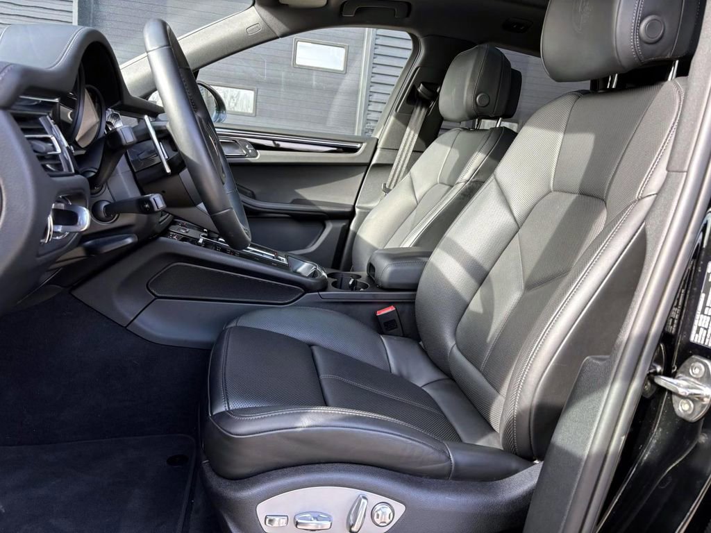 Used 2025 Porsche Macan Turbo image 16