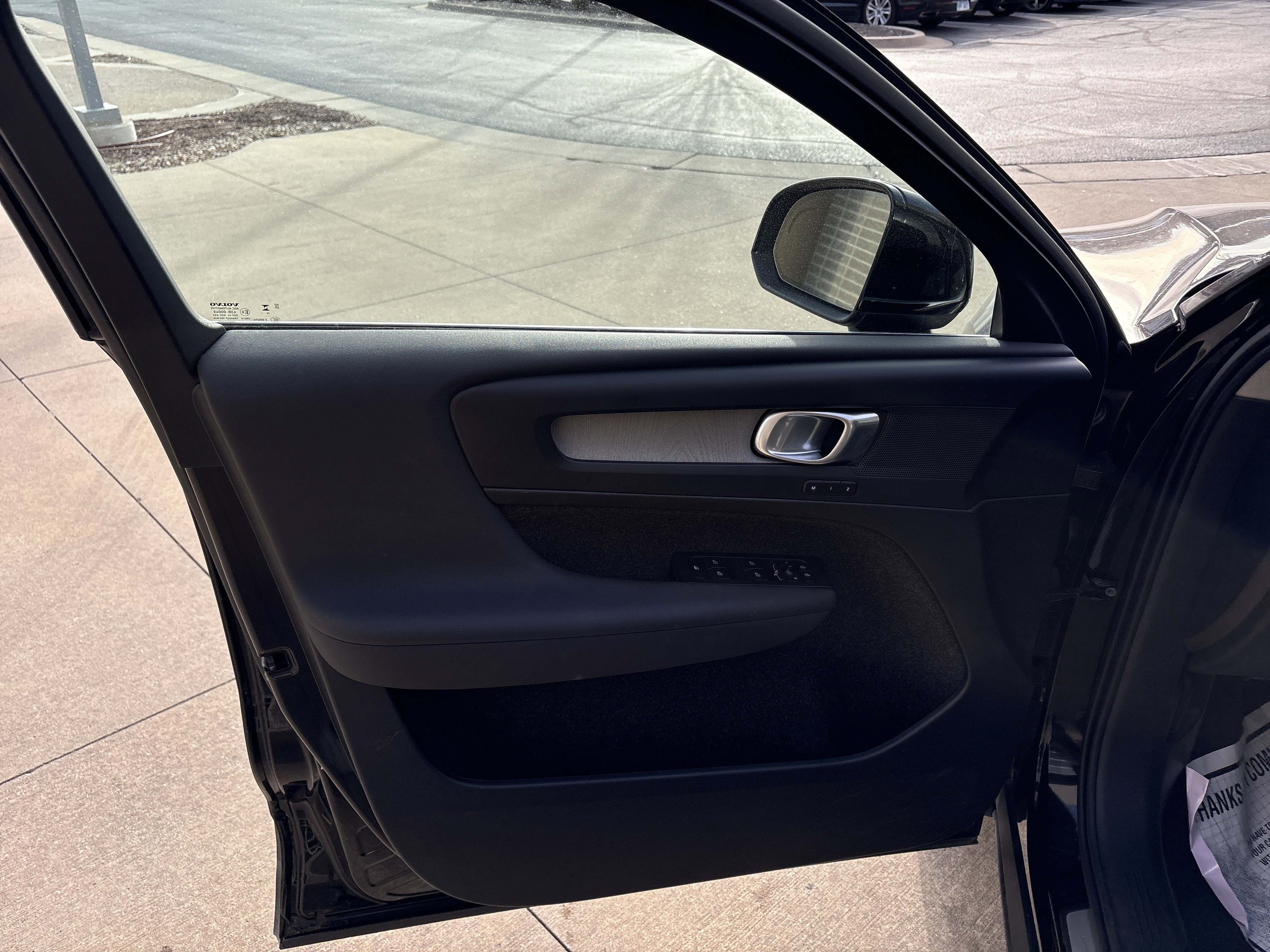 Used 2025 Volvo XC40 B5 Core image 14