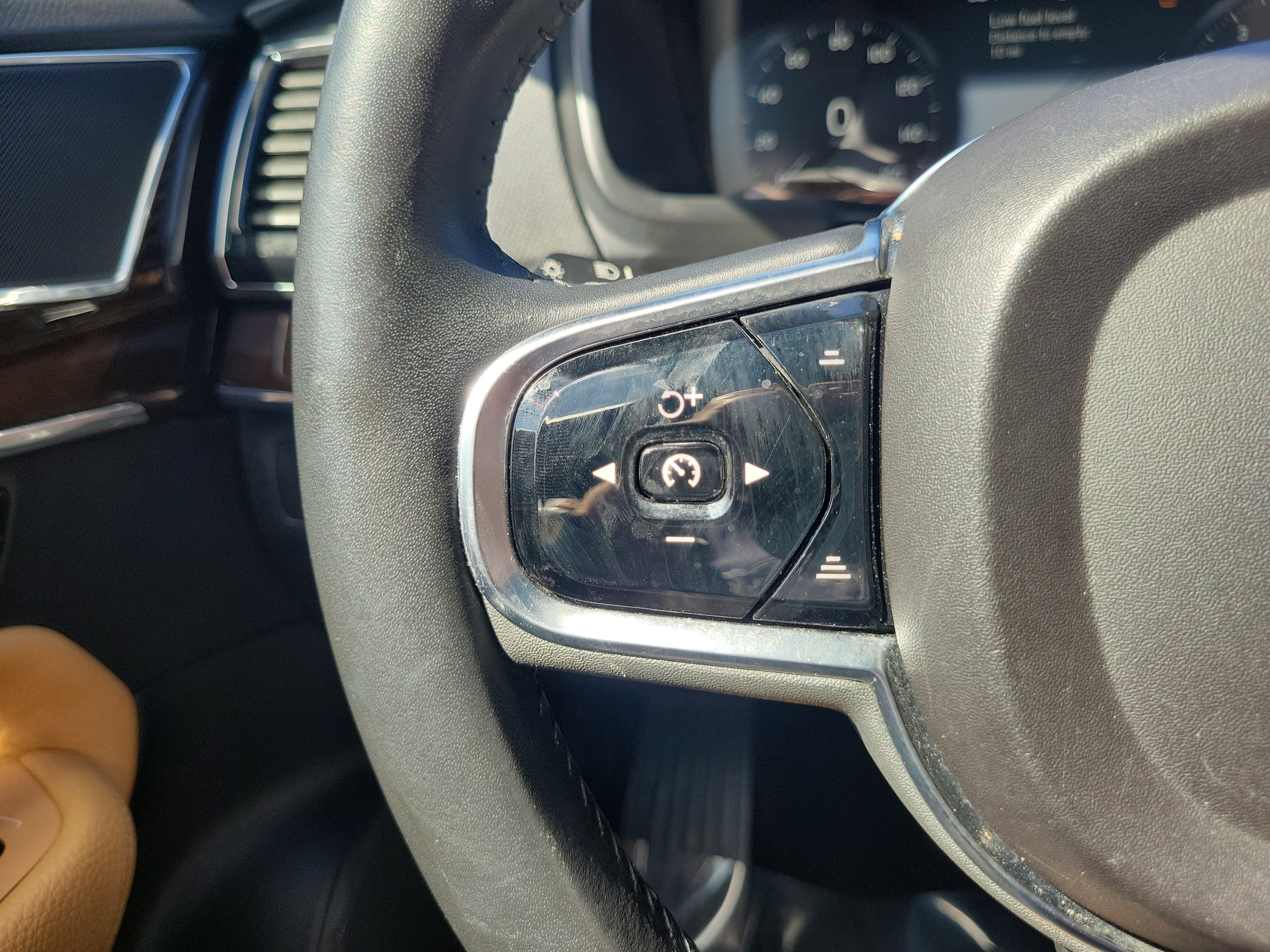 Used 2016 Volvo XC90 T6 Momentum w/ Momentum Plus Package image 20