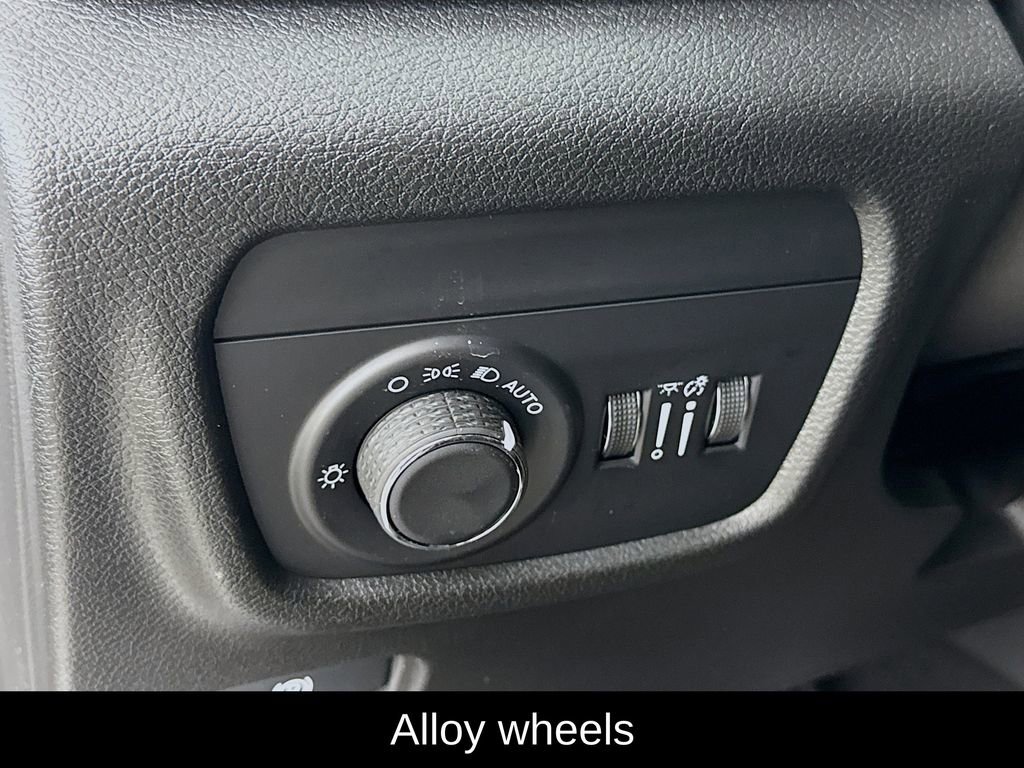 New 2025 Jeep Grand Cherokee Altitude image 18