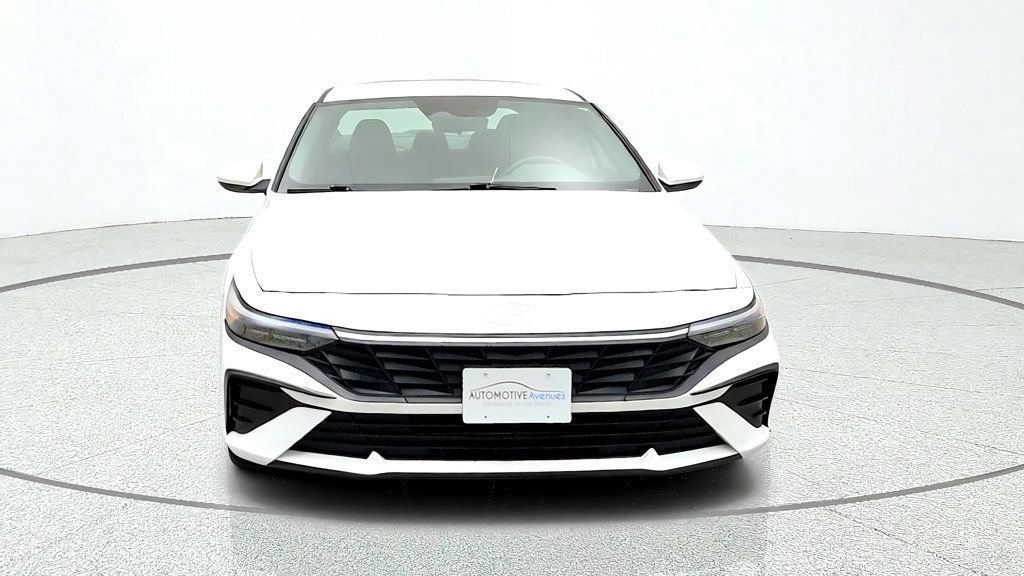 Used 2024 Hyundai Elantra SE FWD image 2