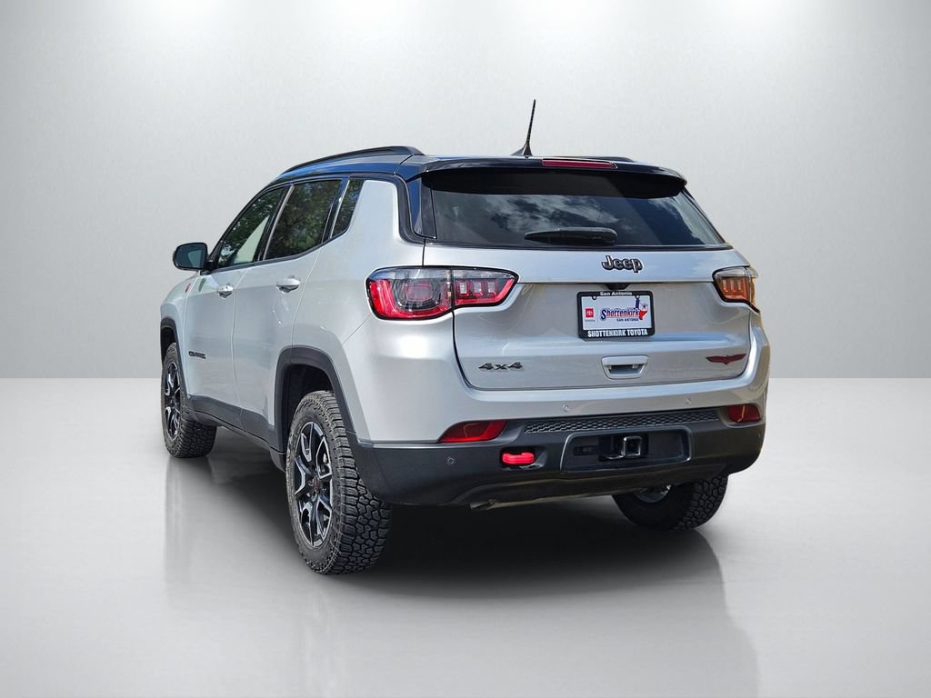 Used 2025 Jeep Compass Trailhawk w/ Trailer Tow Group AWD/4WD image 7