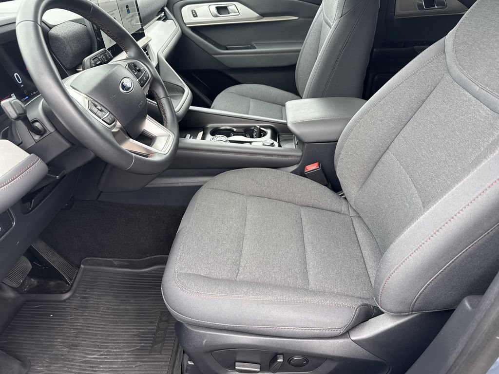 Used 2025 Ford Explorer Active AWD/4WD image 9