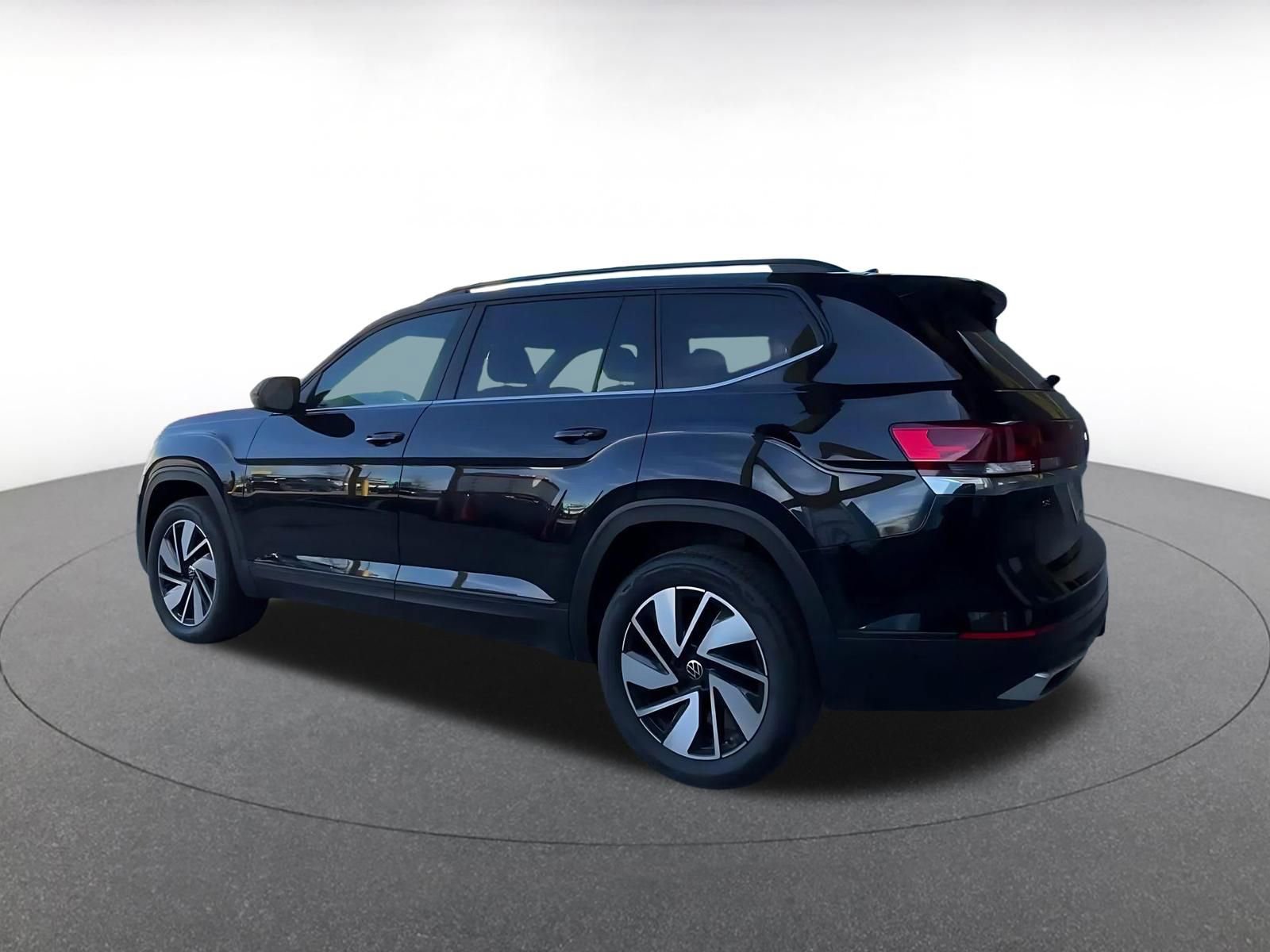 Used 2025 Volkswagen Atlas SE FWD image 9