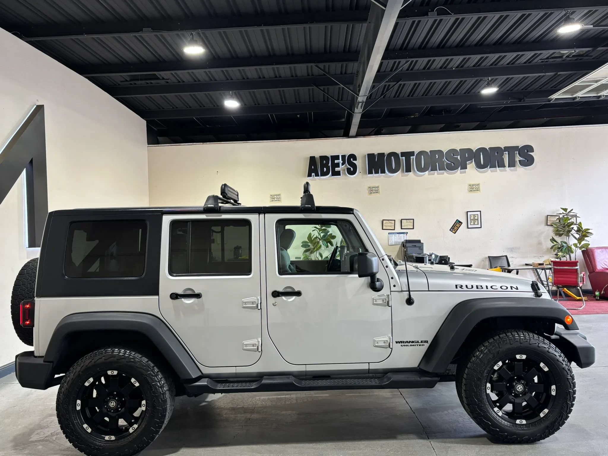 Used 2010 Jeep Wrangler Unlimited Rubicon AWD/4WD image 4