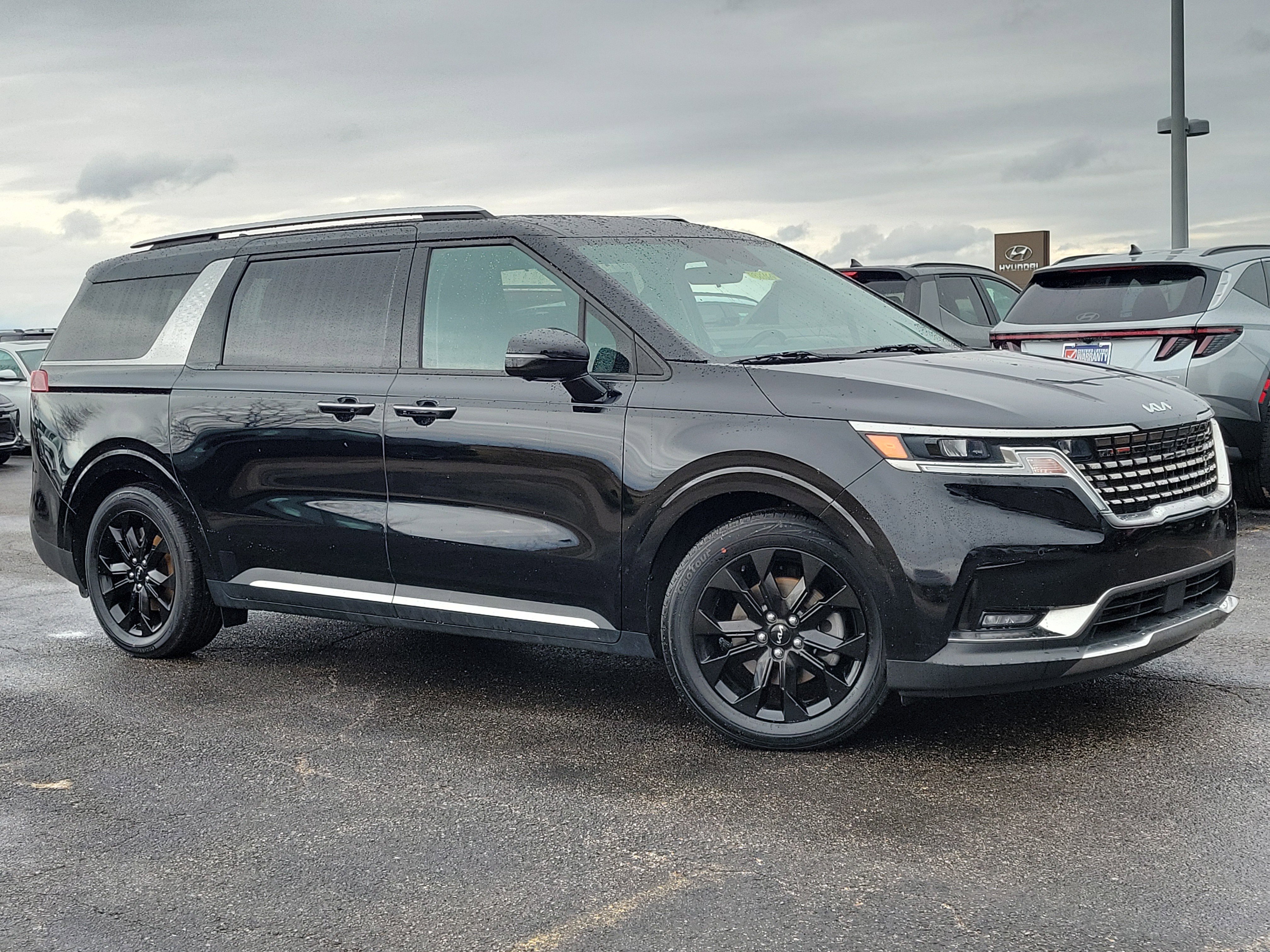 Used 2023 Kia Carnival SX image 1