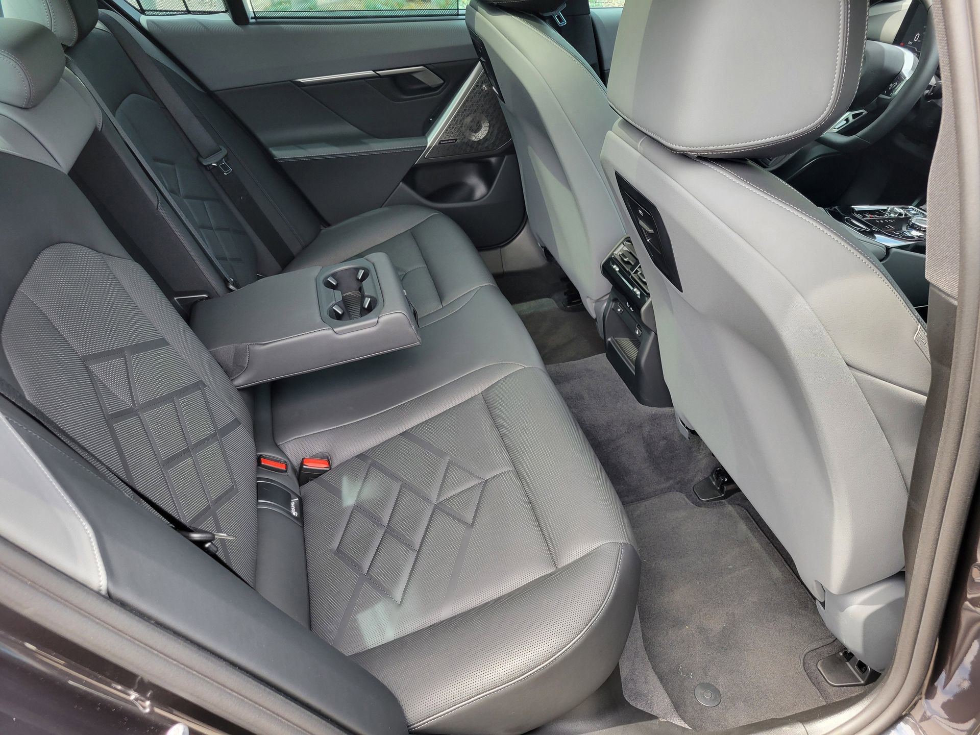 Used 2024 BMW 540i xDrive w/ Executive Package image 29