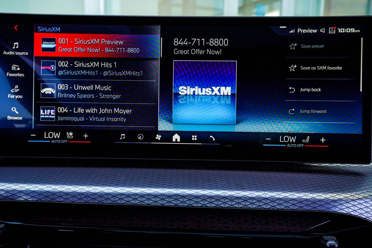 Used 2025 BMW M440i Coupe w/ Premium Package image 27