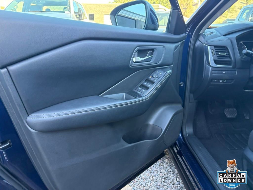 Used 2025 Nissan Rogue SV image 13