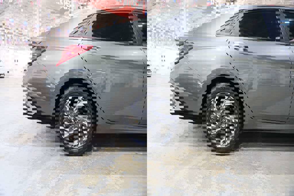 Used 2025 Hyundai Elantra Sport image 12