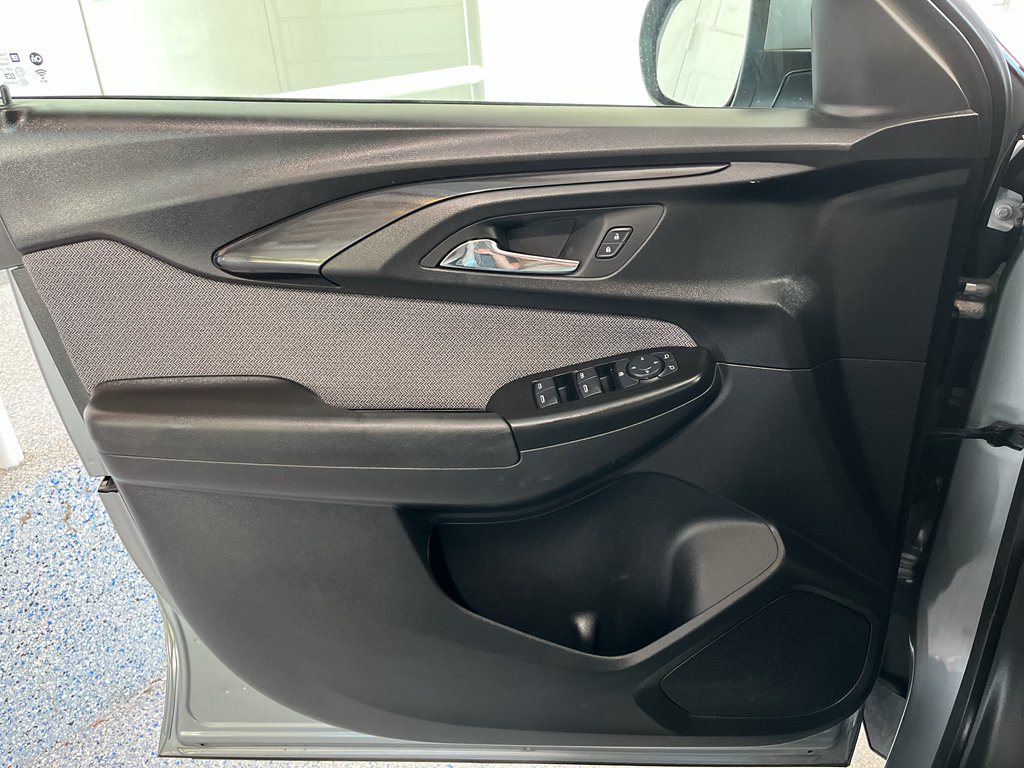 Used 2023 Chevrolet TrailBlazer LT FWD image 24
