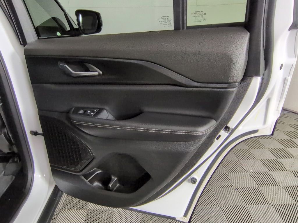 Certified 2025 Jeep Grand Cherokee Altitude AWD/4WD image 36