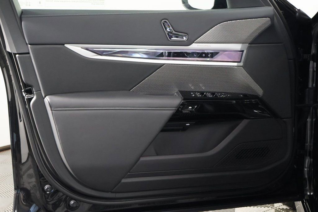 New 2026 BMW 750e xDrive image 7