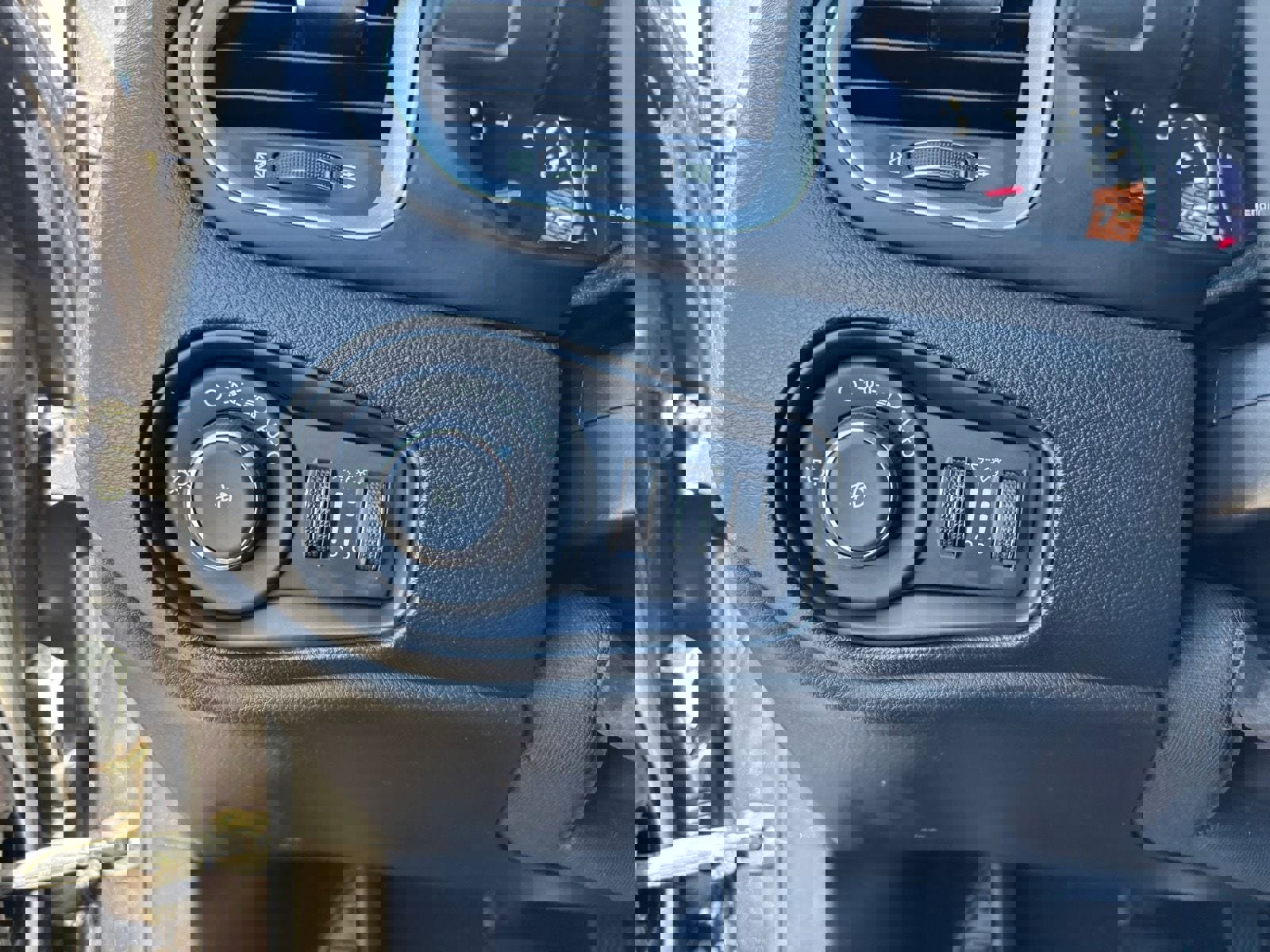 Used 2019 Jeep Renegade Latitude w/ Popular Equipment Group image 34