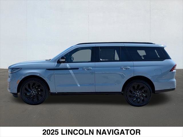 Used 2025 Lincoln Navigator Reserve w/ Jet Appearance Package image 2