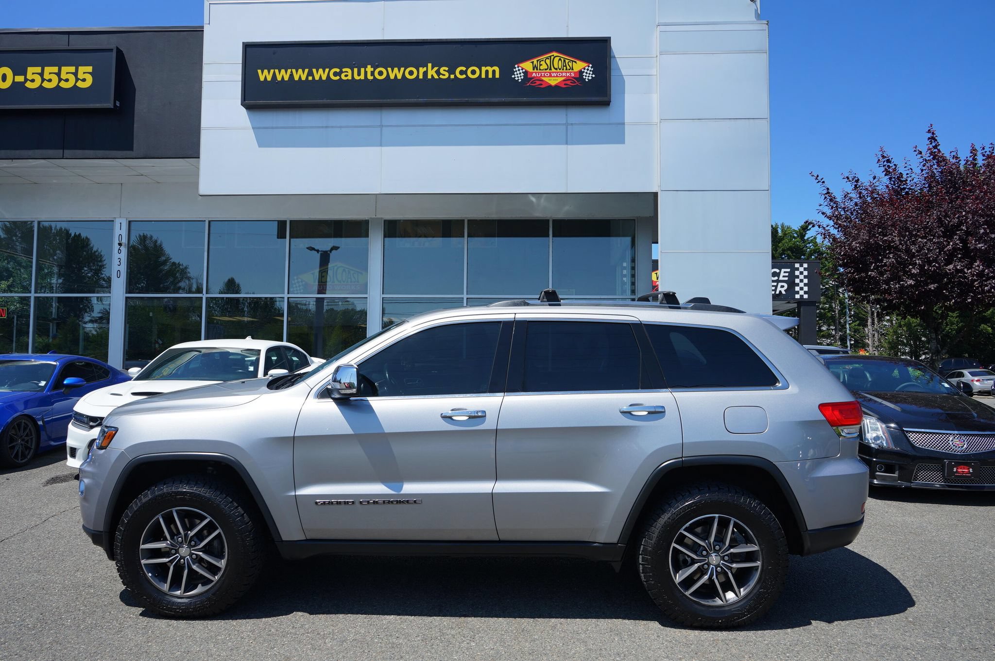 Used 2017 Jeep Grand Cherokee Limited w/ Luxury Group II AWD/4WD image 2