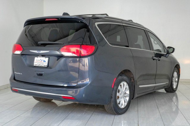 Used 2019 Chrysler Pacifica Touring-L FWD image 6