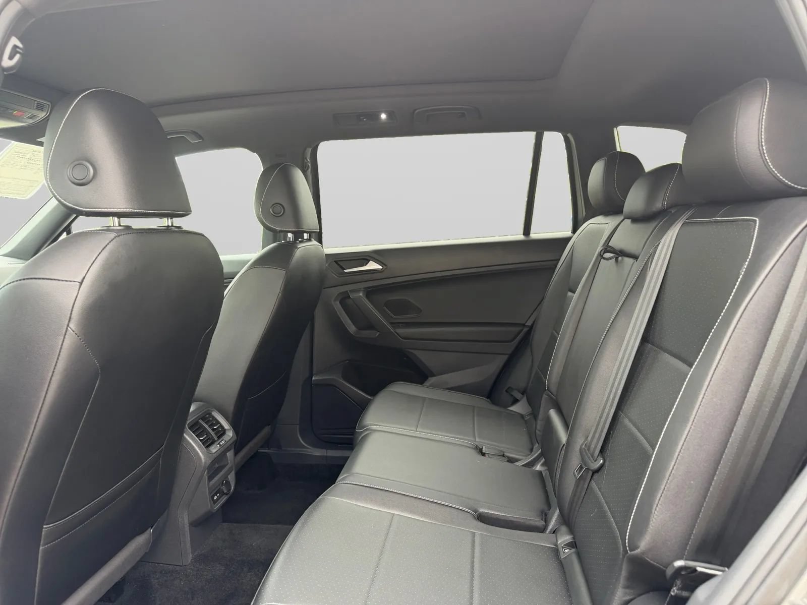 Used 2021 Volkswagen Tiguan SE R-Line AWD/4WD image 26