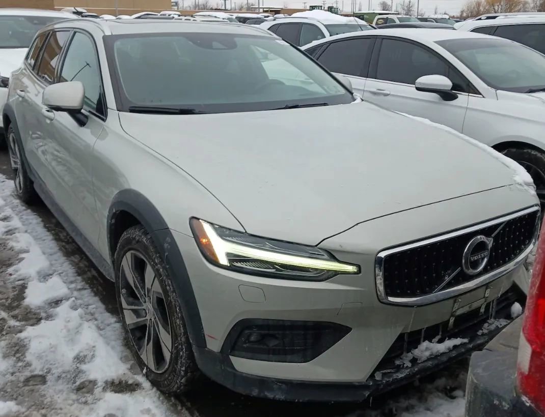 Used 2020 Volvo V60 T5 Cross Country image 1
