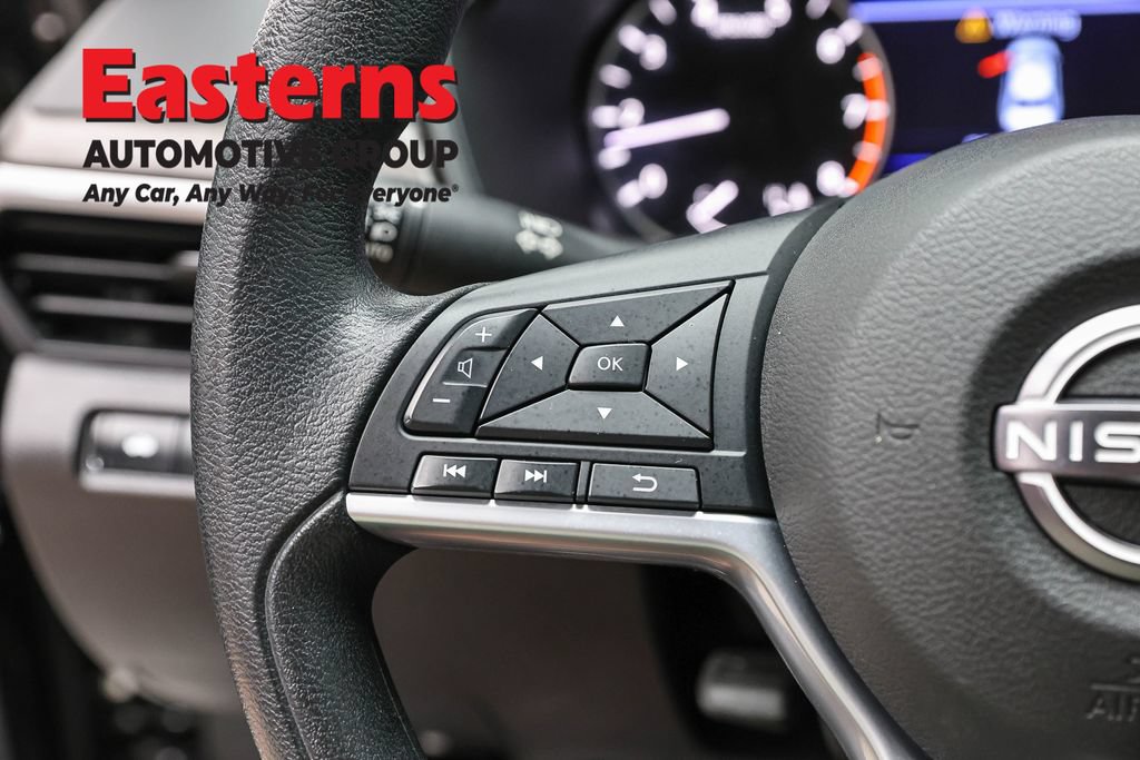 Used 2025 Nissan Altima 2.5 SV FWD image 14