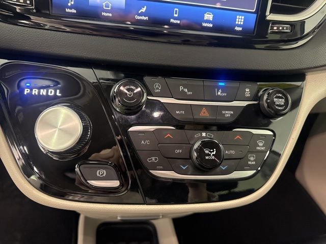 Used 2023 Chrysler Pacifica Touring-L image 39