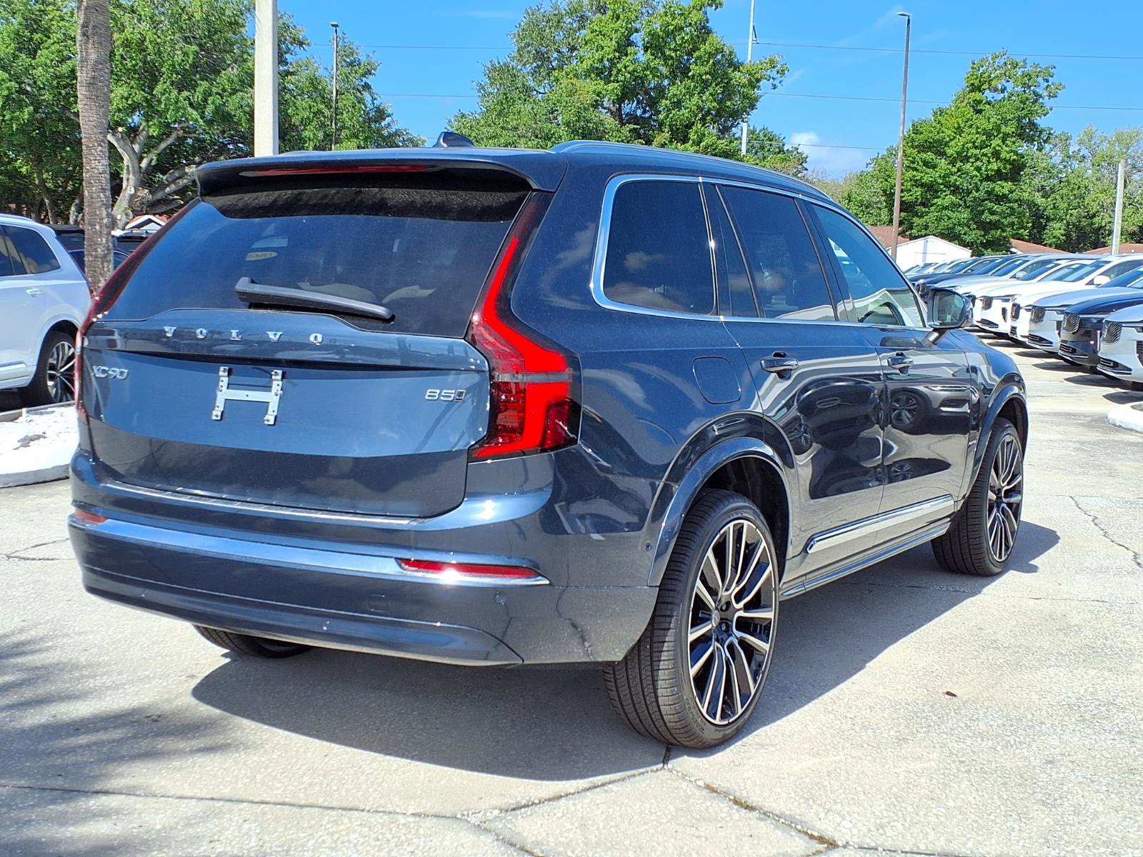 New 2026 Volvo XC90 B5 Plus w/ Protection Package Premier AWD/4WD image 7