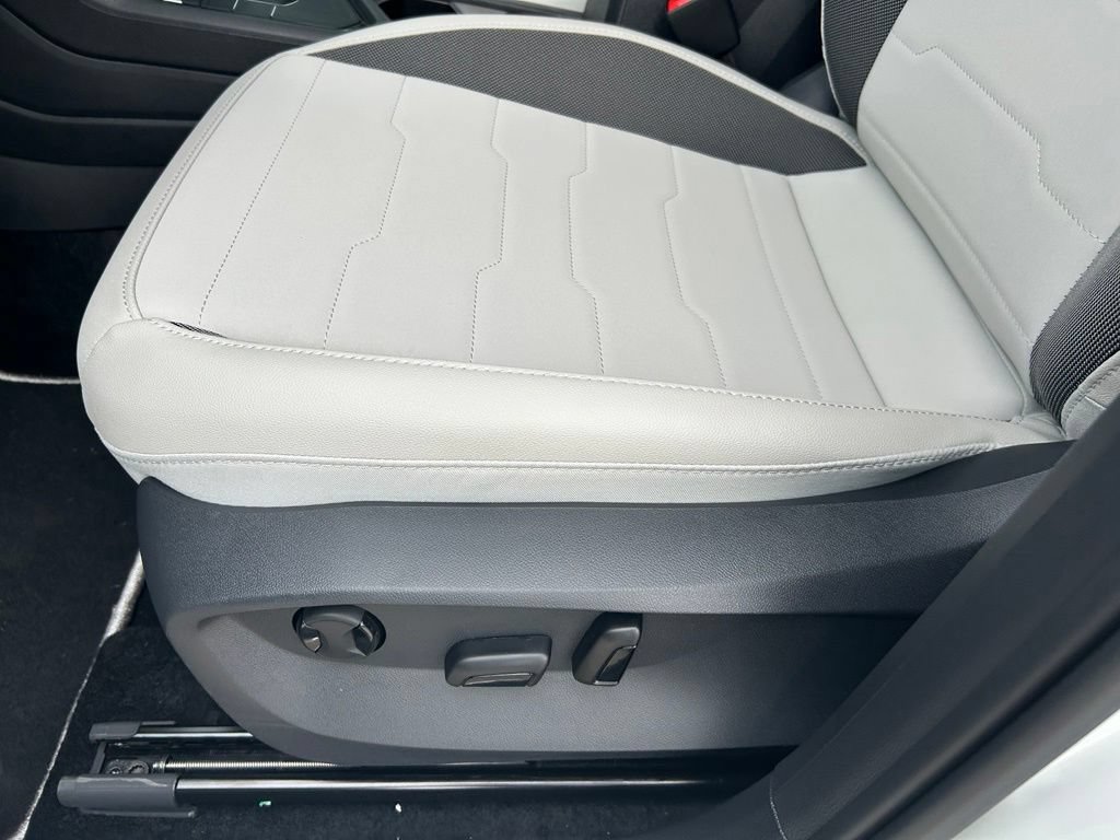 New 2026 Volkswagen Taos SE FWD image 45