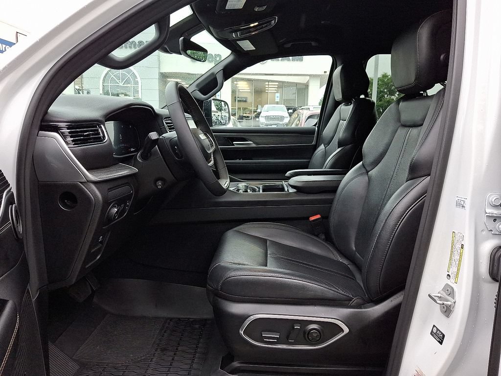 Certified 2023 Jeep Wagoneer L Series II AWD/4WD image 15