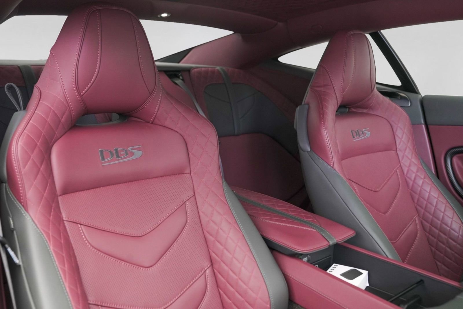 Used 2023 Aston Martin DBS Coupe RWD image 32