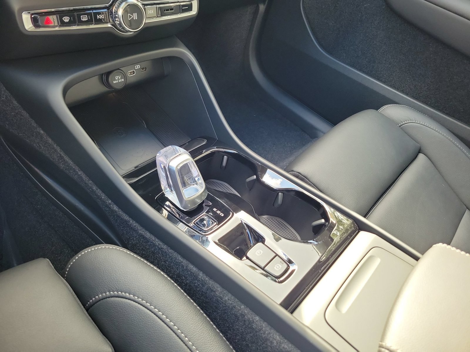 New 2026 Volvo XC40 B5 Plus w/ Climate Package AWD/4WD image 10