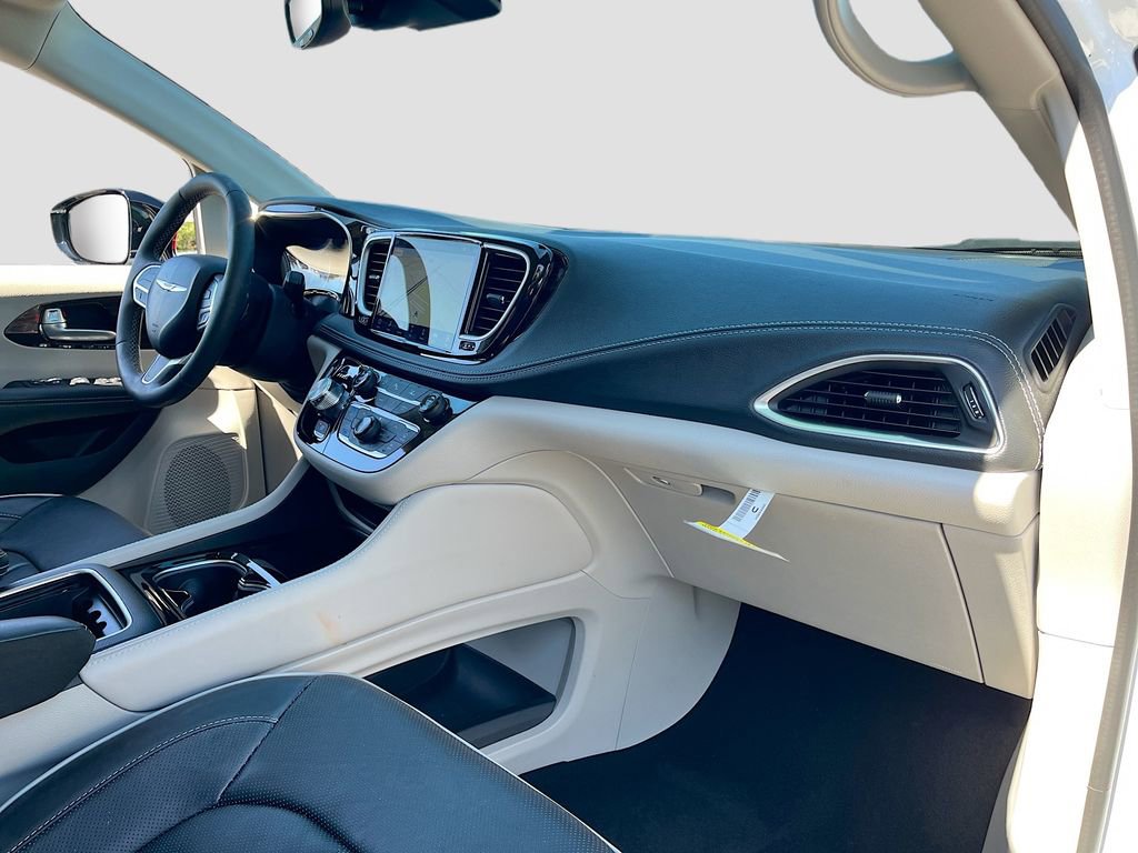 Used 2024 Chrysler Pacifica Limited w/ Trailer Tow Group image 30