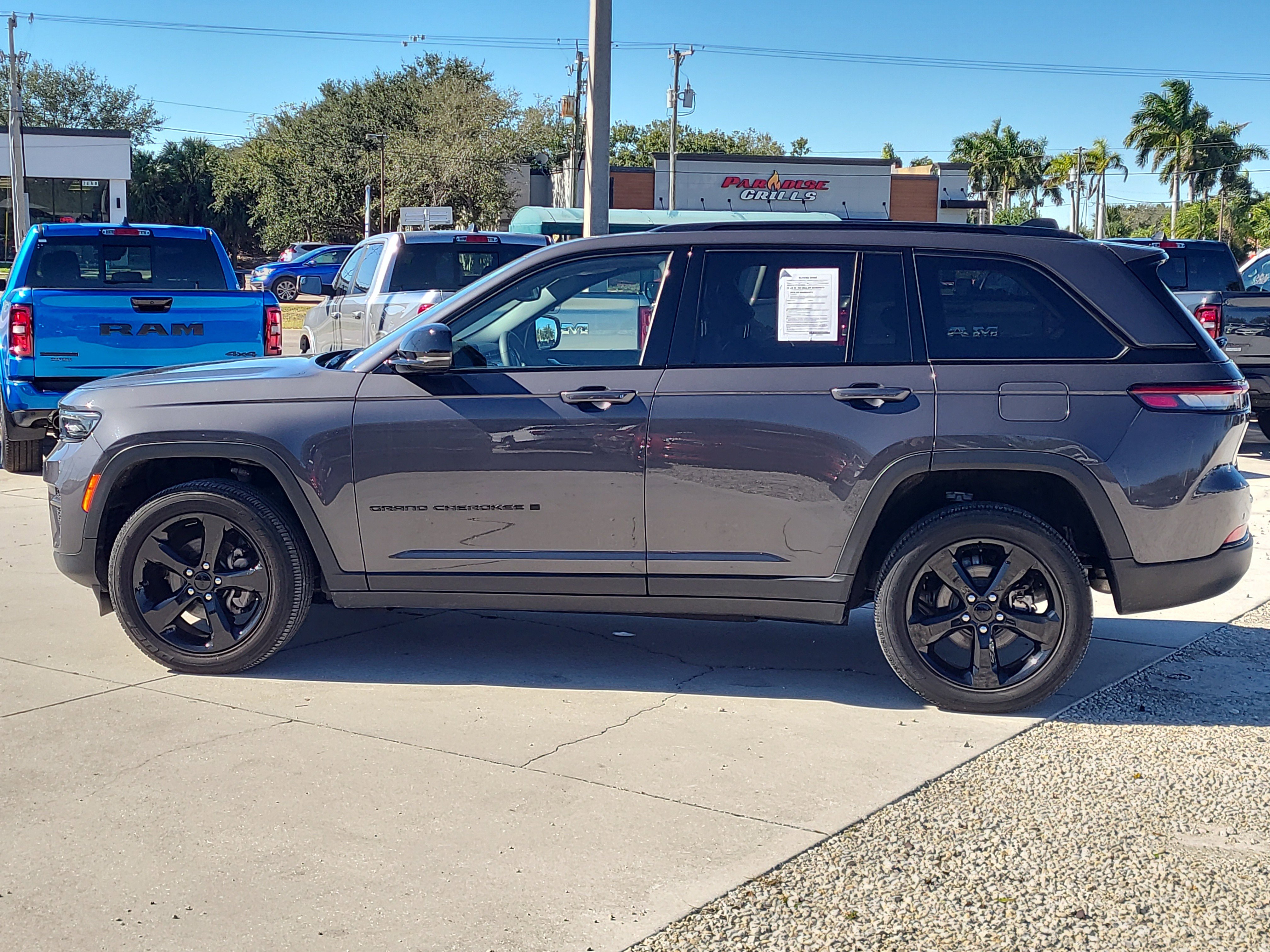 Used 2023 Jeep Grand Cherokee Altitude image 3