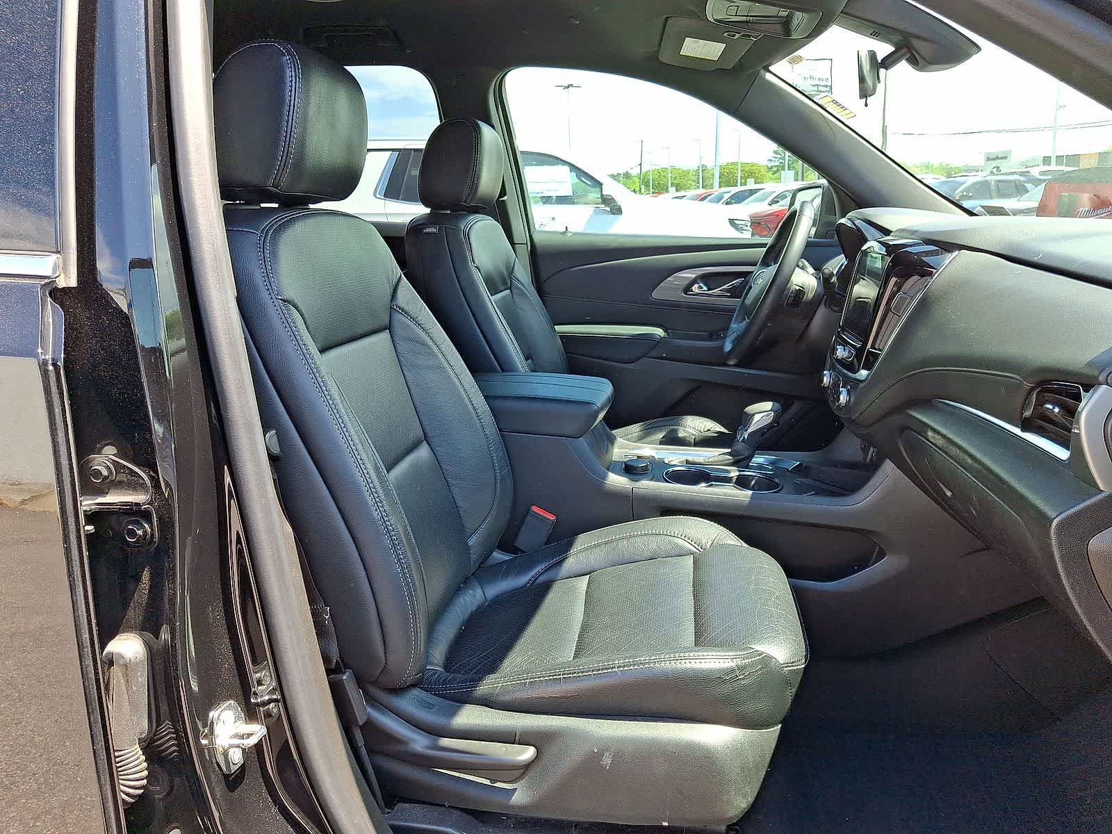 Used 2023 Chevrolet Traverse LT image 32