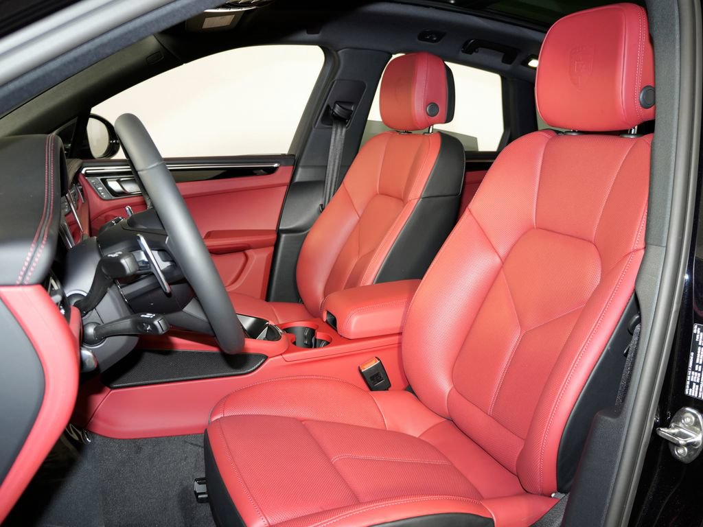 Certified 2026 Porsche Macan AWD/4WD image 5