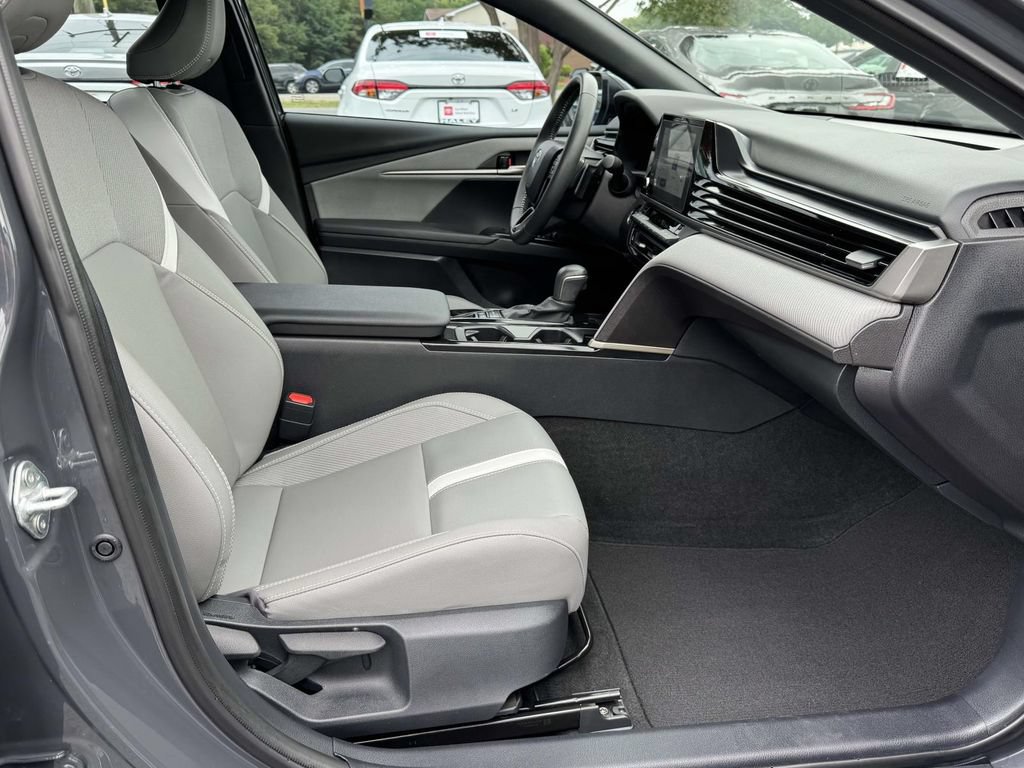 Used 2025 Toyota Camry SE FWD image 15