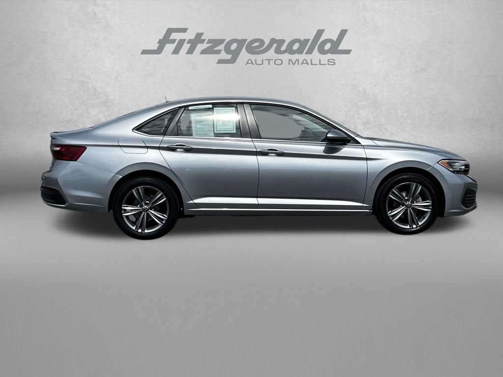 Used 2024 Volkswagen Jetta SE image 3