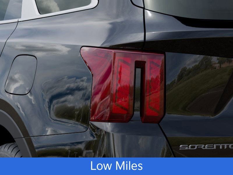 Used 2025 Kia Sorento S image 11