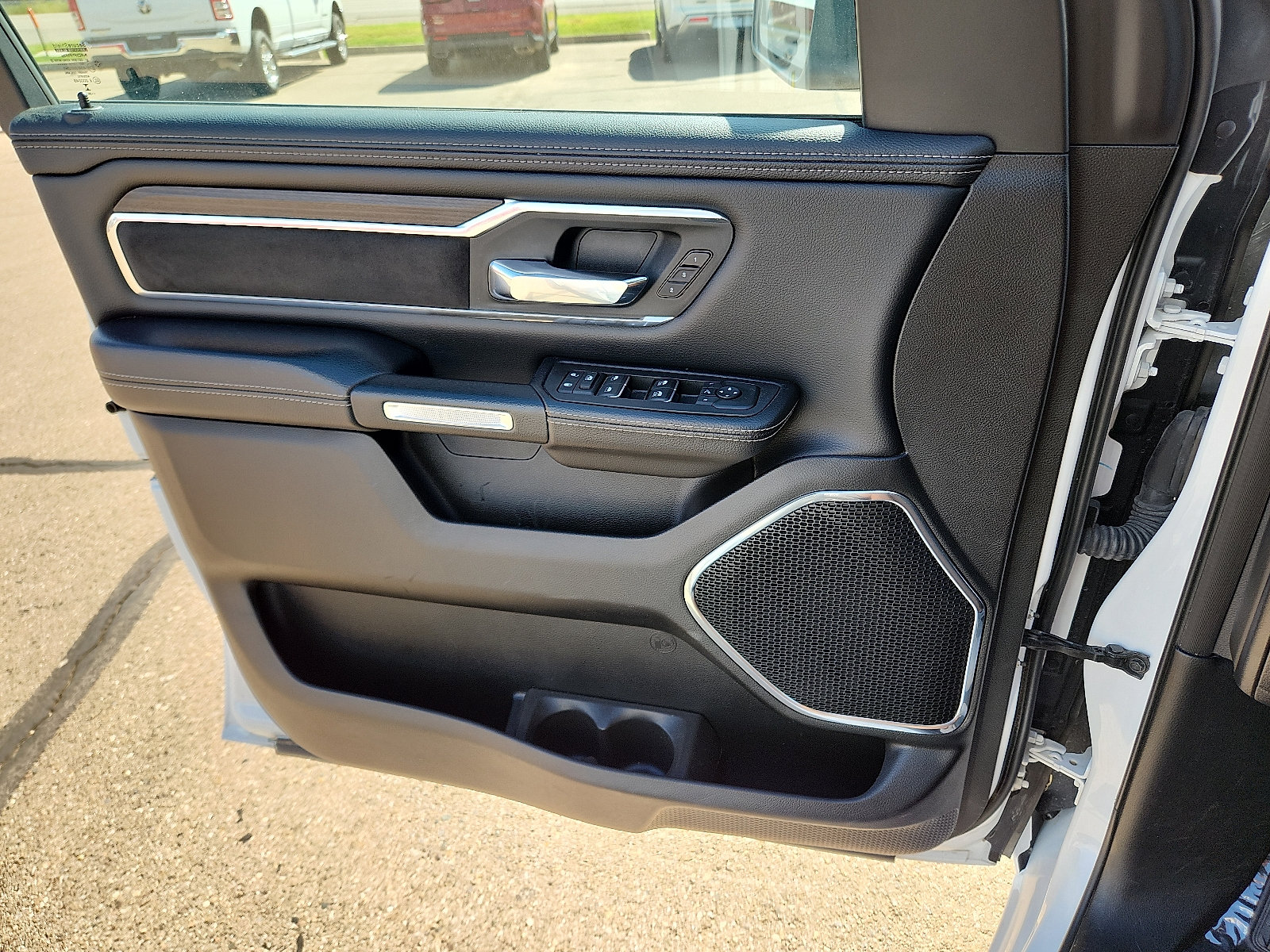 Used 2025 RAM 1500 Laramie AWD/4WD image 12