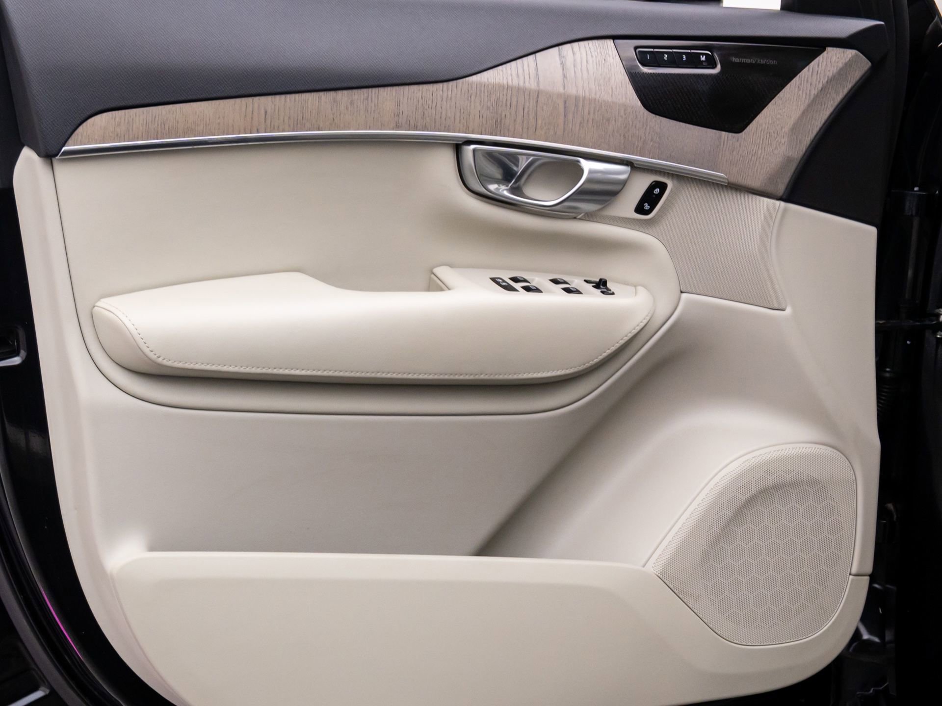 Used 2023 Volvo XC90 B6 Plus w/ Protection Package Premier image 16