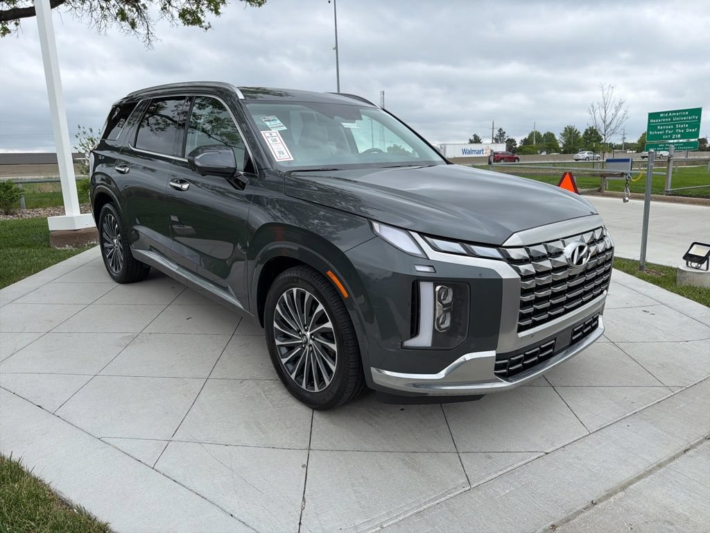 Used 2023 Hyundai Palisade Calligraphy w/ Cargo Package FWD image 2