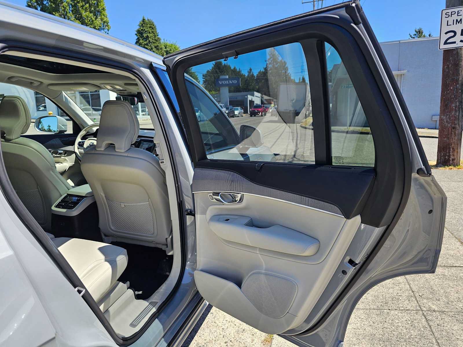 Certified 2025 Volvo XC90 T8 Ultra w/ Protection Package Premier AWD/4WD image 13