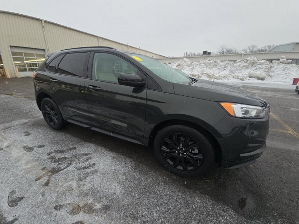 Used 2022 Ford Edge SE w/ Black Appearance Package image 3
