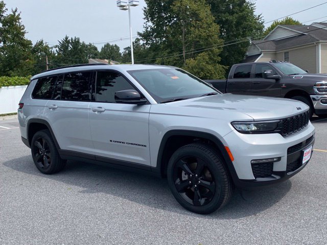Used 2025 Jeep Grand Cherokee L Limited w/ Black Appearance Package AWD/4WD image 7