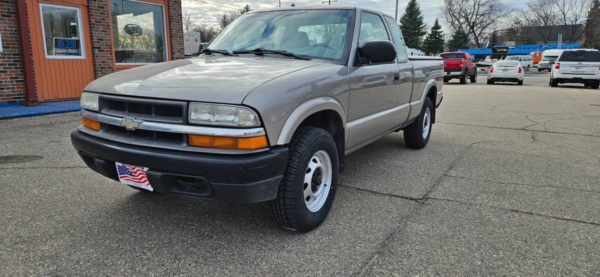 Used 2003 Chevrolet S10 Pickup 4x4 Extended Cab w/ Cold Climate Package image 2